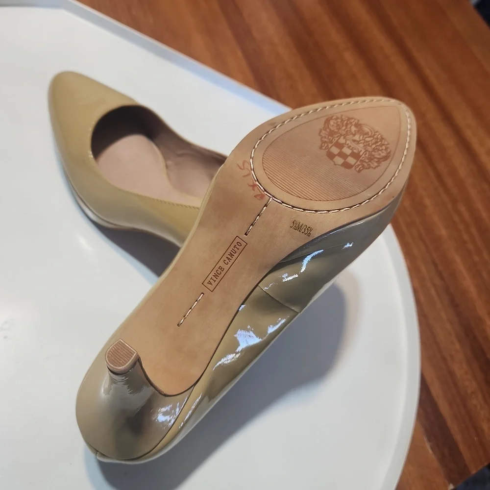Vince Camuto nude heels size 5.5M